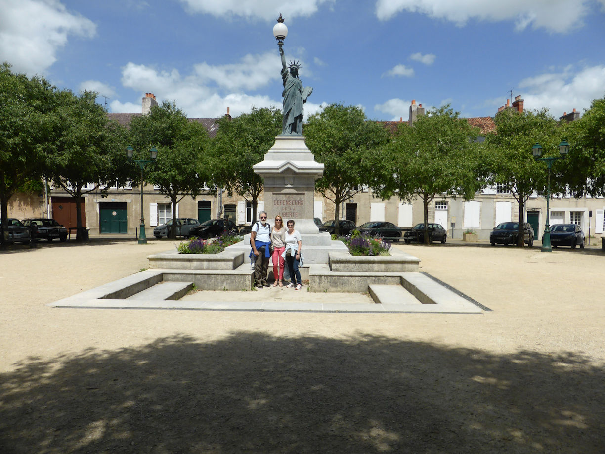 Poitiers – statue of Liberty (small) + Nick Robyn and Christine
