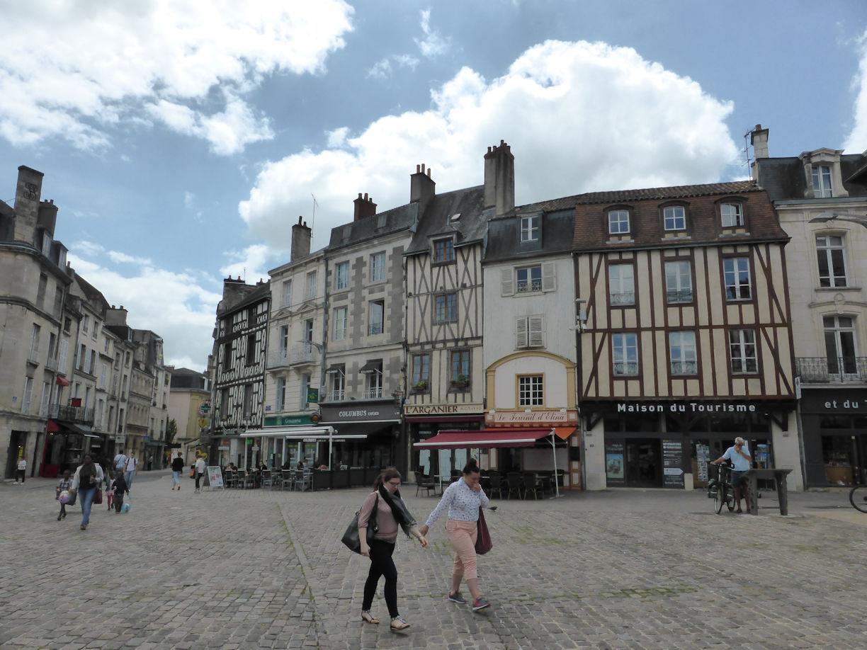 Poitiers – Cathedral square
