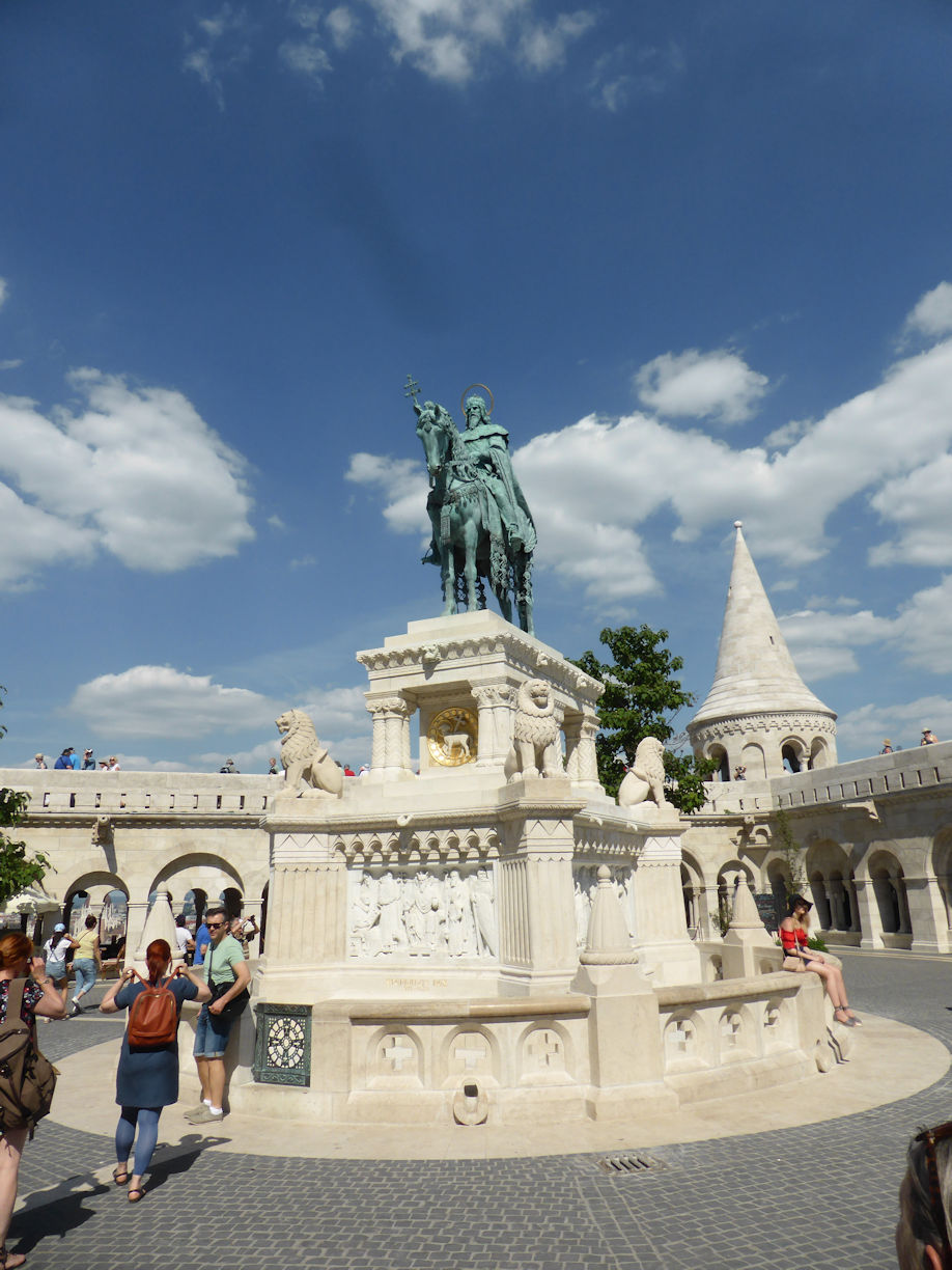 Budapest – Fisferman's Bastion + statue of St Stephen
