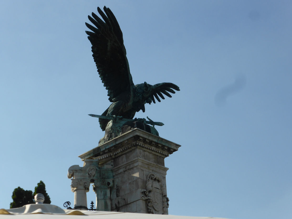 Budapest – Eagle with sword near fenicular
