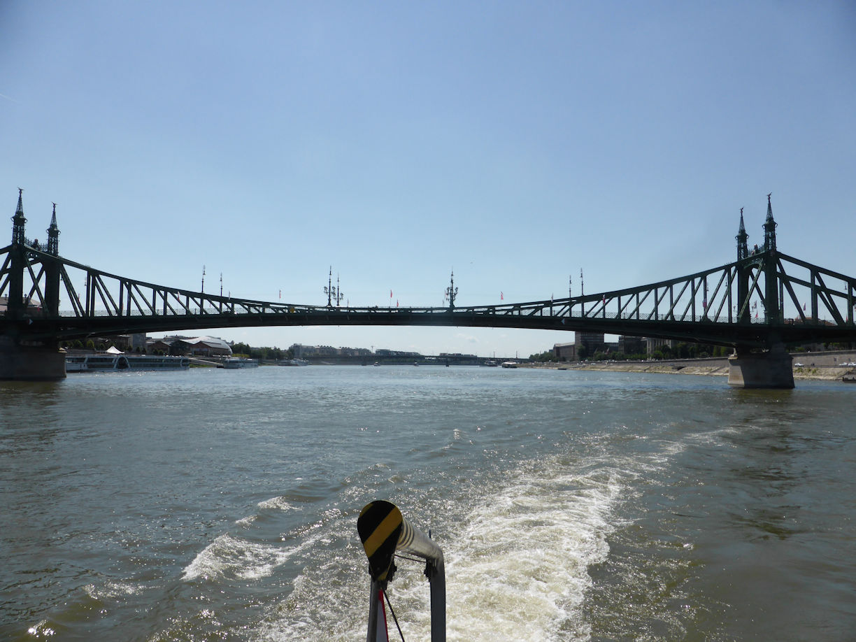 Budapest – Our not expensive boat trip n the Danube (cost zero as inluded in our Budapest Card)
