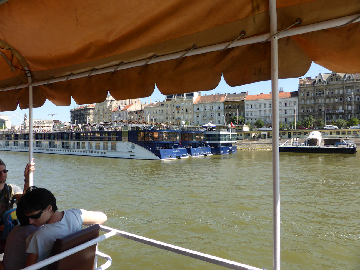 Budapest – Our not expensive boat trip n the Danube (cost zero as inluded in our Budapest Card)
