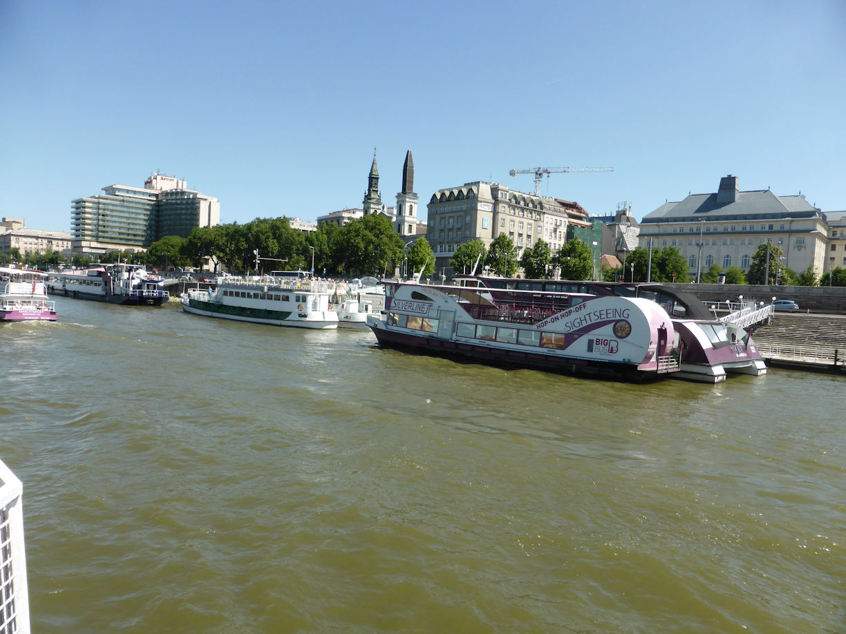 Budapest – Our not expensive boat trip n the Danube (cost zero as inluded in our Budapest Card)
