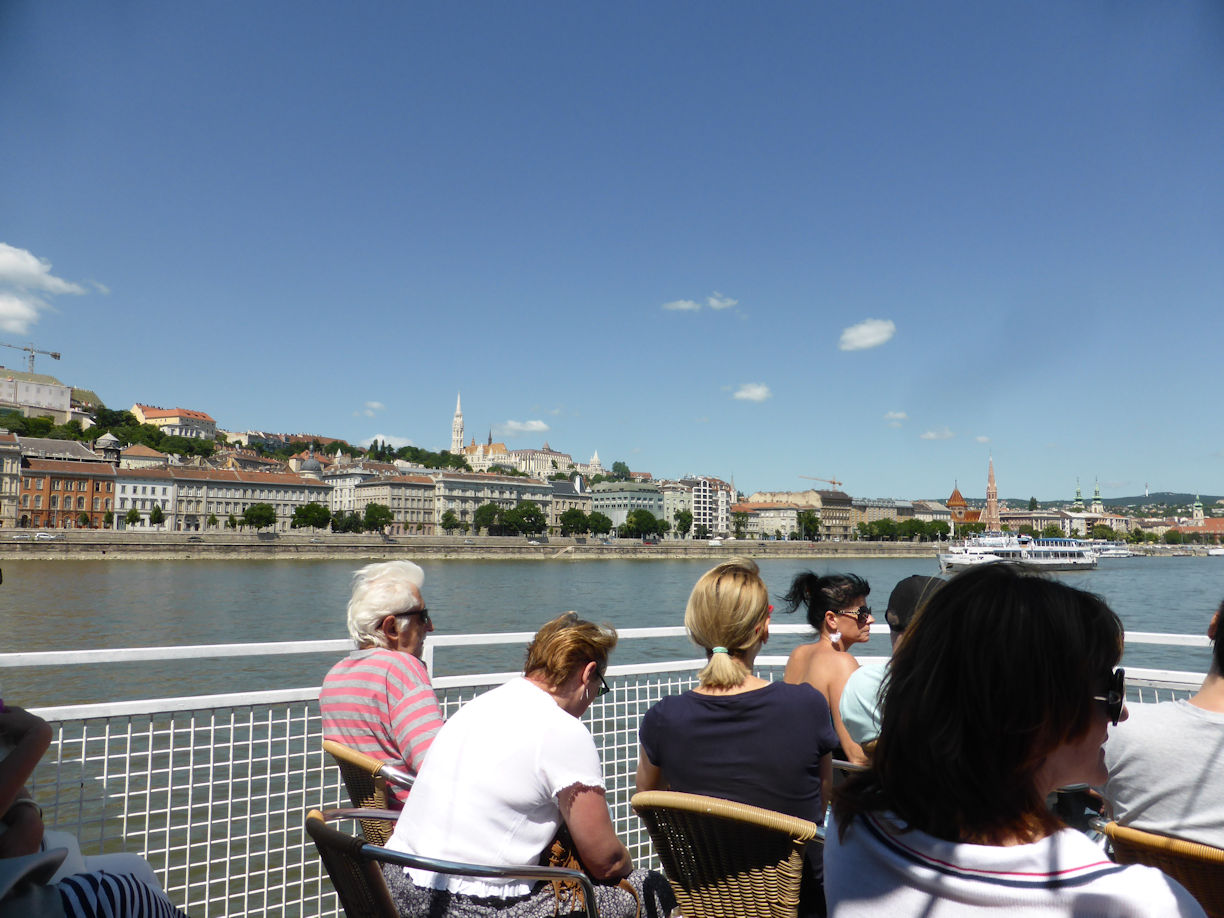 Budapest – Our not expensive boat trip n the Danube (cost zero as inluded in our Budapest Card)
