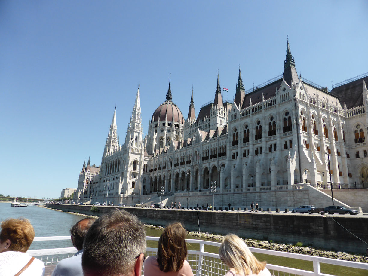 Budapest – Our not expensive boat trip n the Danube (cost zero as inluded in our Budapest Card)
