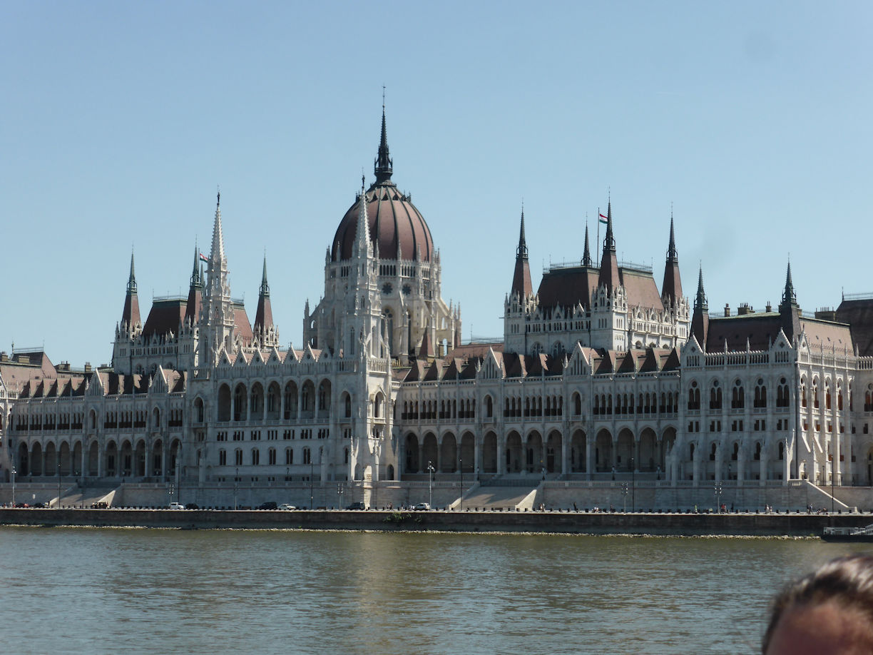 Budapest – Our not expensive boat trip n the Danube (cost zero as inluded in our Budapest Card)
