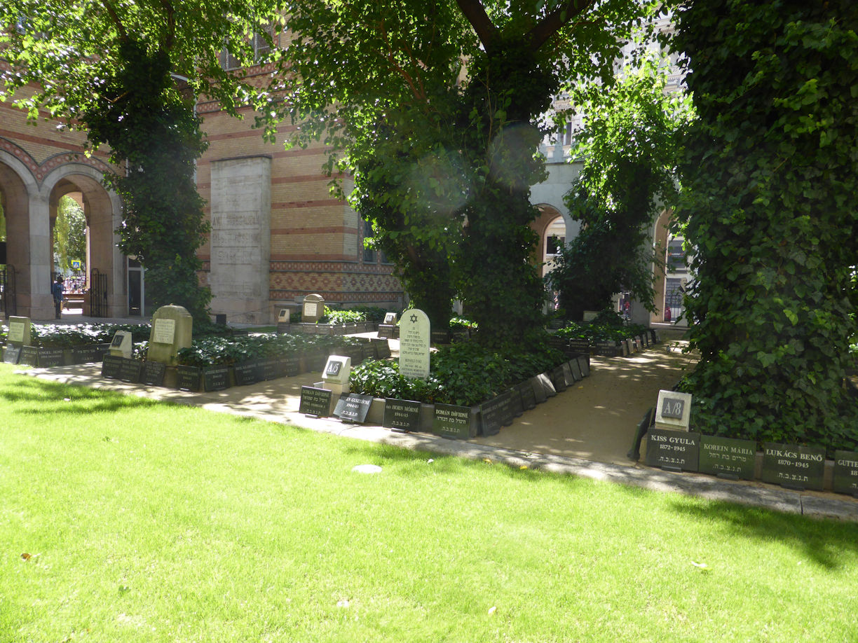 Budapest – mass graves from the Gettho near the Great Synagogue
