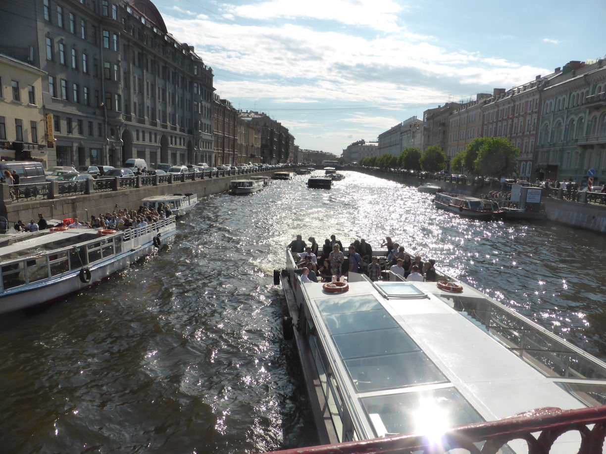 St Petersburg – crowded canal
