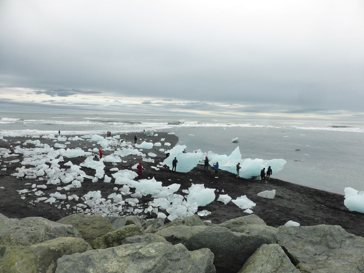 Iceland east – Jökulsárlóen Glacier Lagoon + black sand and white (ice) rocks [not right!!!]
