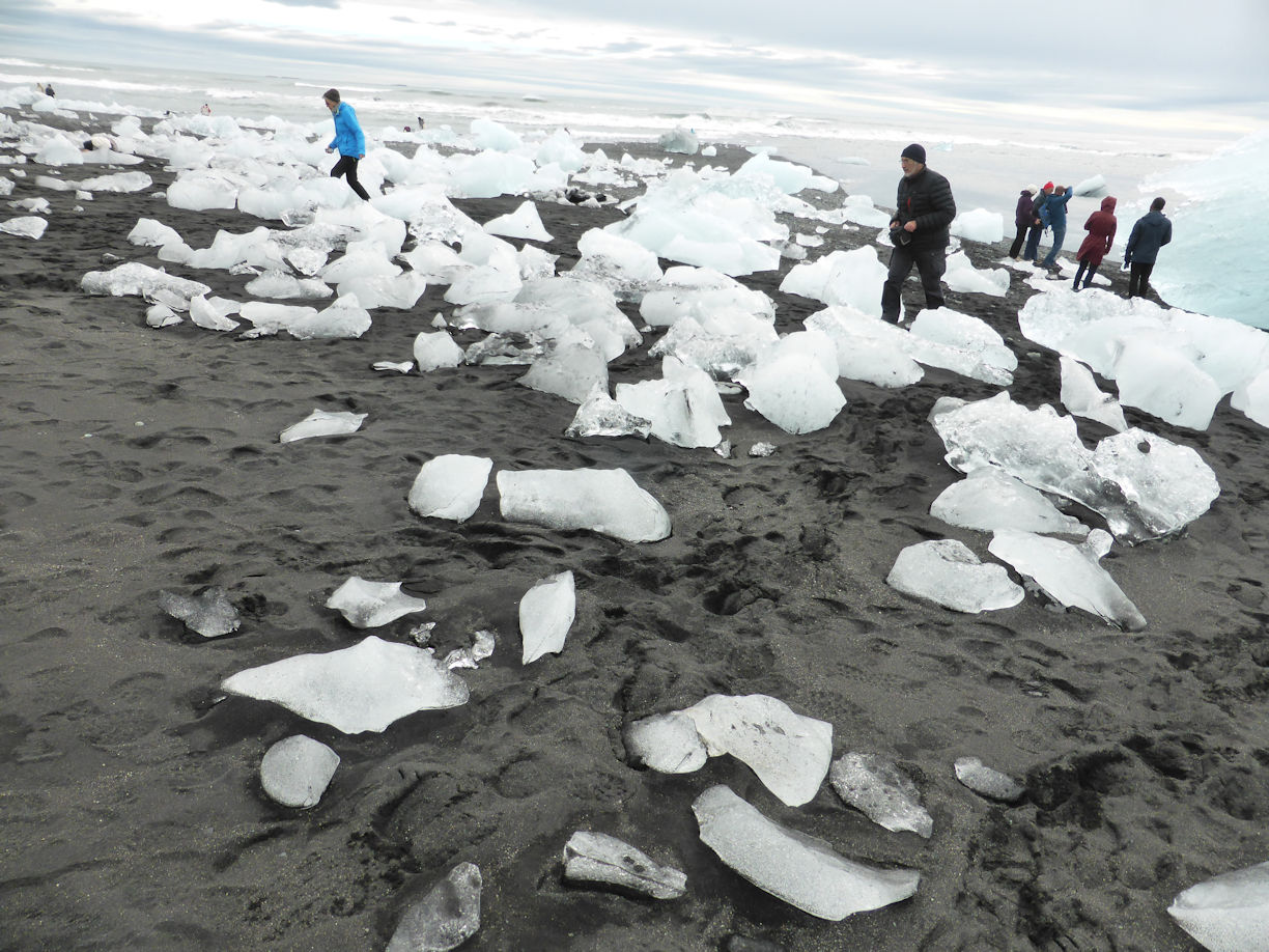 Iceland east – Jökulsárlóen Glacier Lagoon + black sand and white (ice) rocks [not right!!!]
