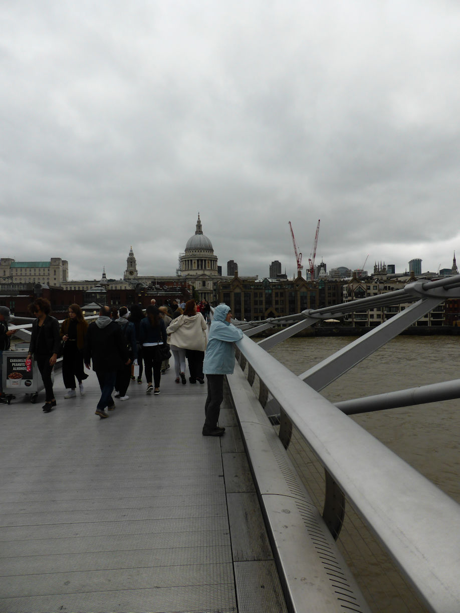 London millenium bridge
