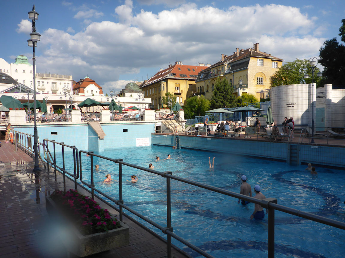 Budapest – Gellert Hotel and Baths wave pool
