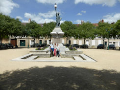 Poitiers – statue of Liberty (small) + Nick Robyn and Christine