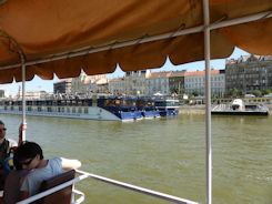 Budapest – Our not expensive boat trip n the Danube (cost zero as inluded in our Budapest Card)