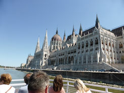 Budapest – Our not expensive boat trip n the Danube (cost zero as inluded in our Budapest Card)