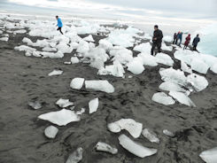 Iceland east – Jökulsárlóen Glacier Lagoon + black sand and white (ice) rocks [not right!!!]